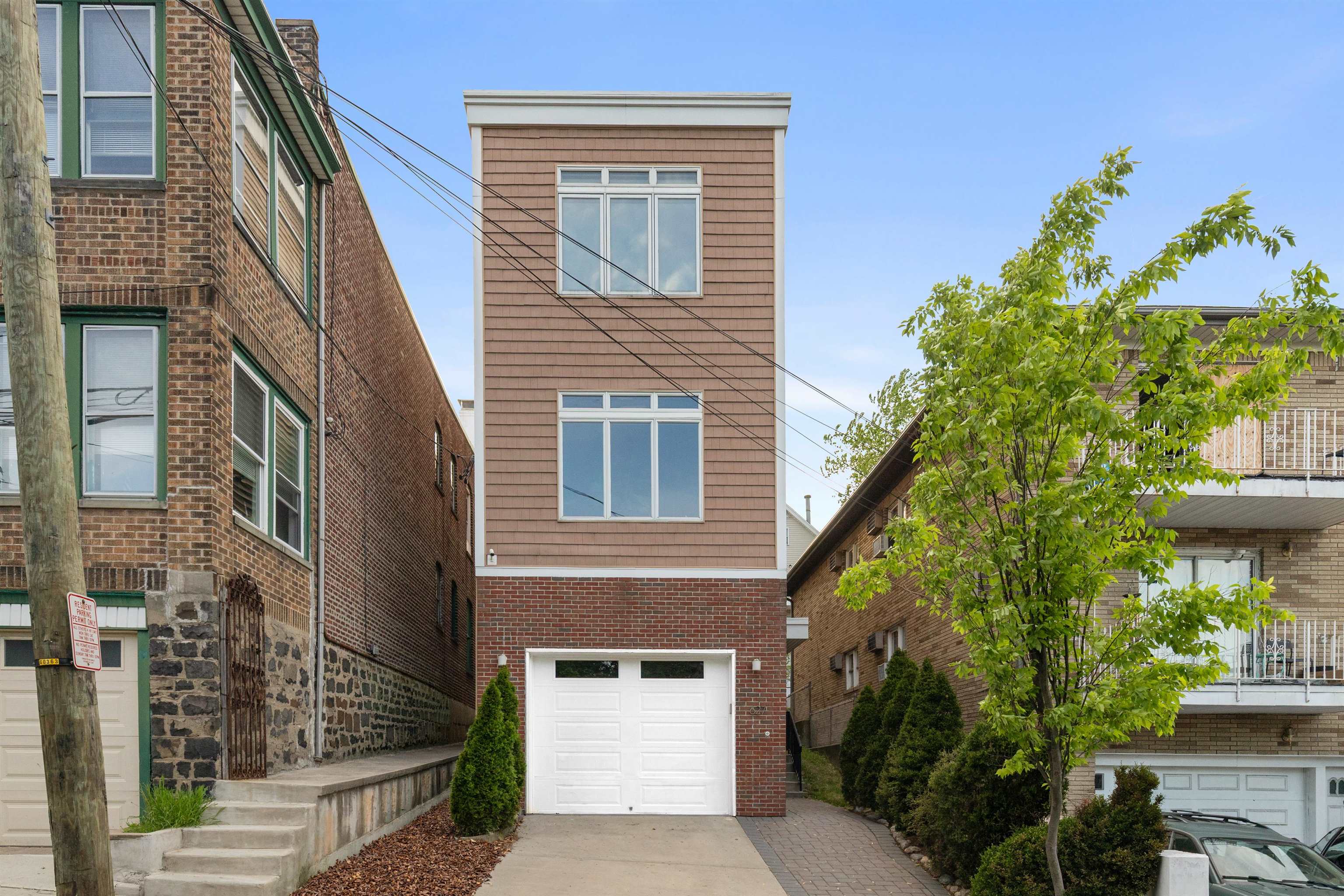 627 GREGORY AVE