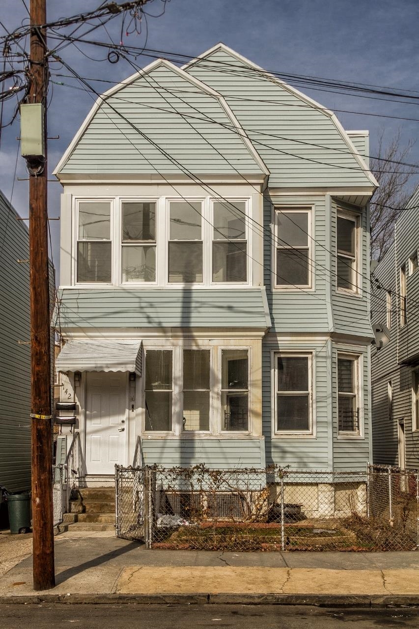 142 VAN NOSTRAND AVE