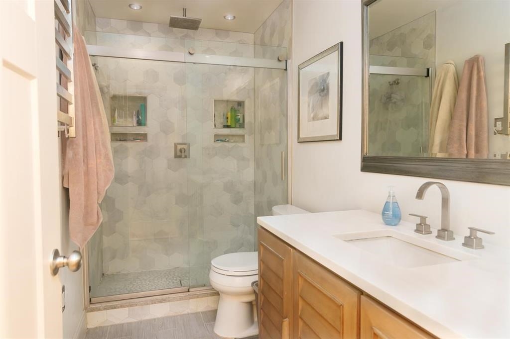 227 CHRISTOPHER COLUMBUS DR Unit: 131b
