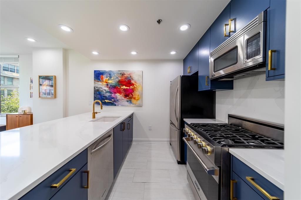 10 REGENT ST Unit: 306