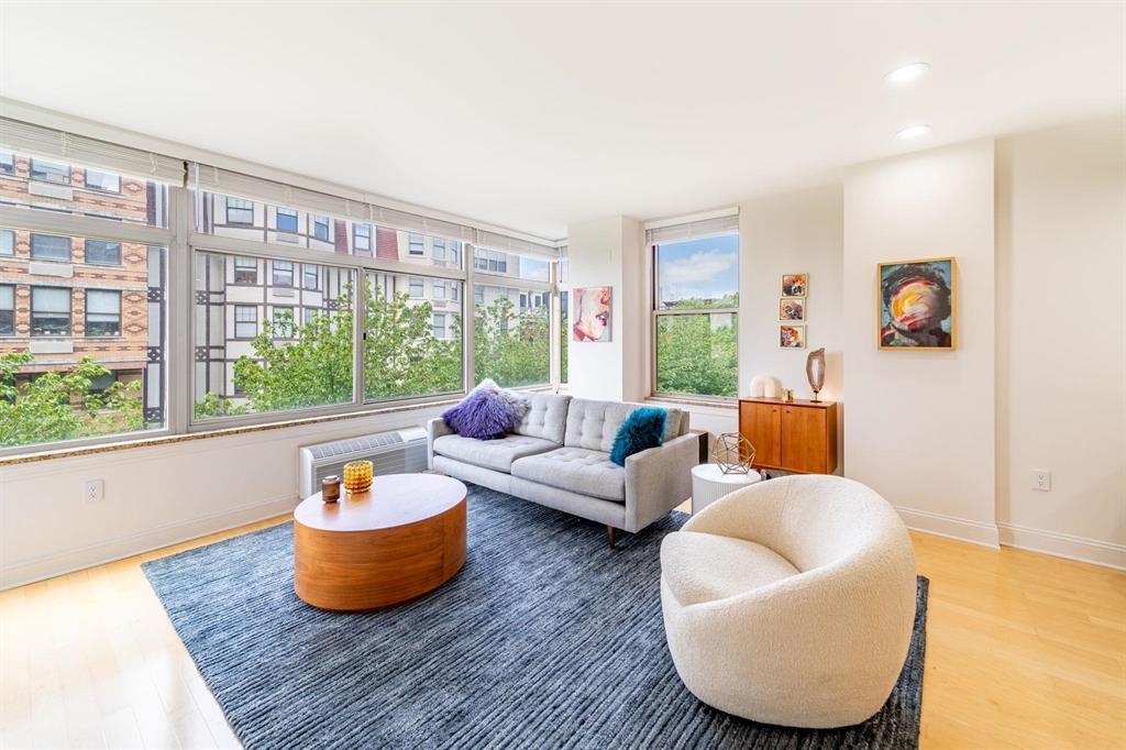 10 REGENT ST Unit: 306