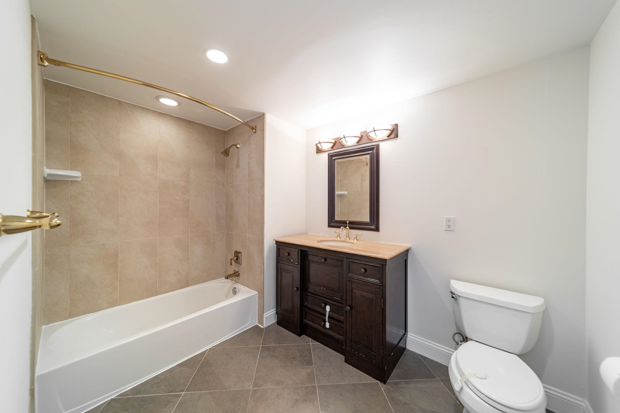 149 ESSEX ST Unit: 6L
