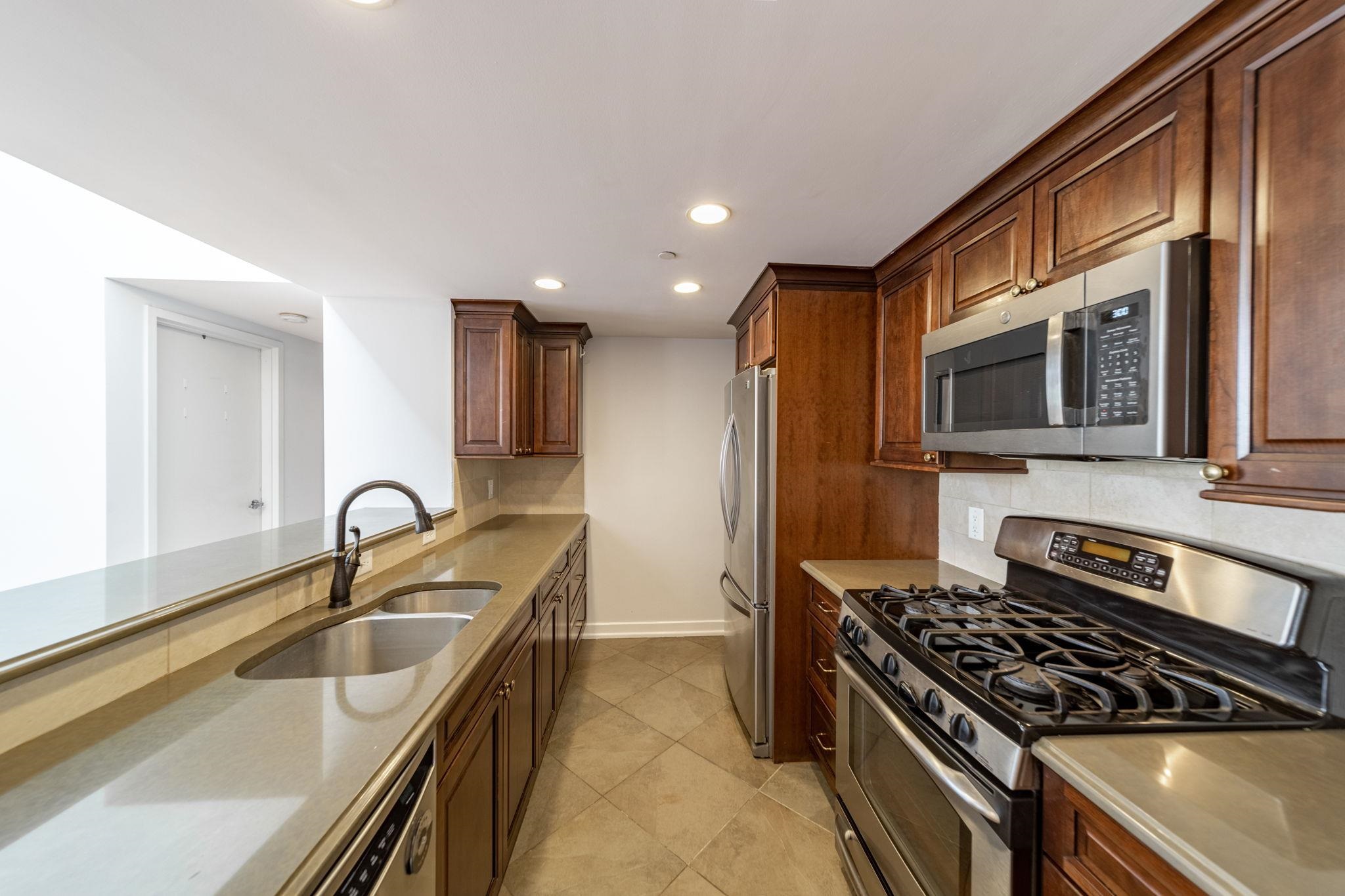 149 ESSEX ST Unit: 6L