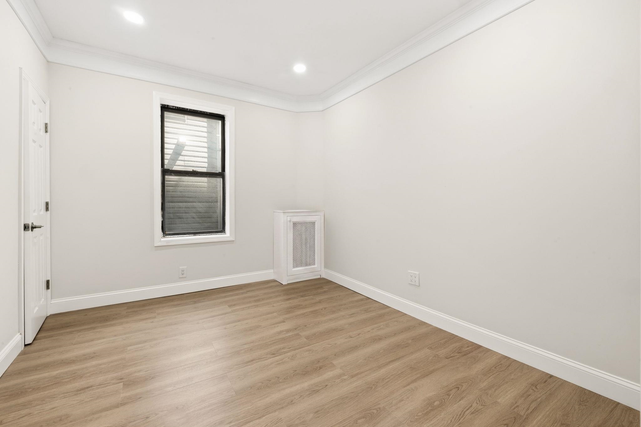 81 ROMAINE AVE Unit: 2