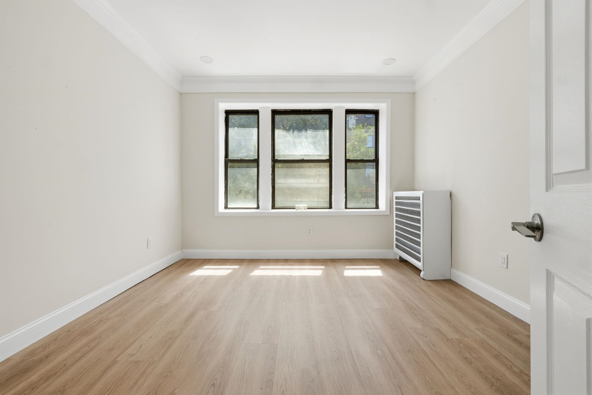 81 ROMAINE AVE Unit: 2