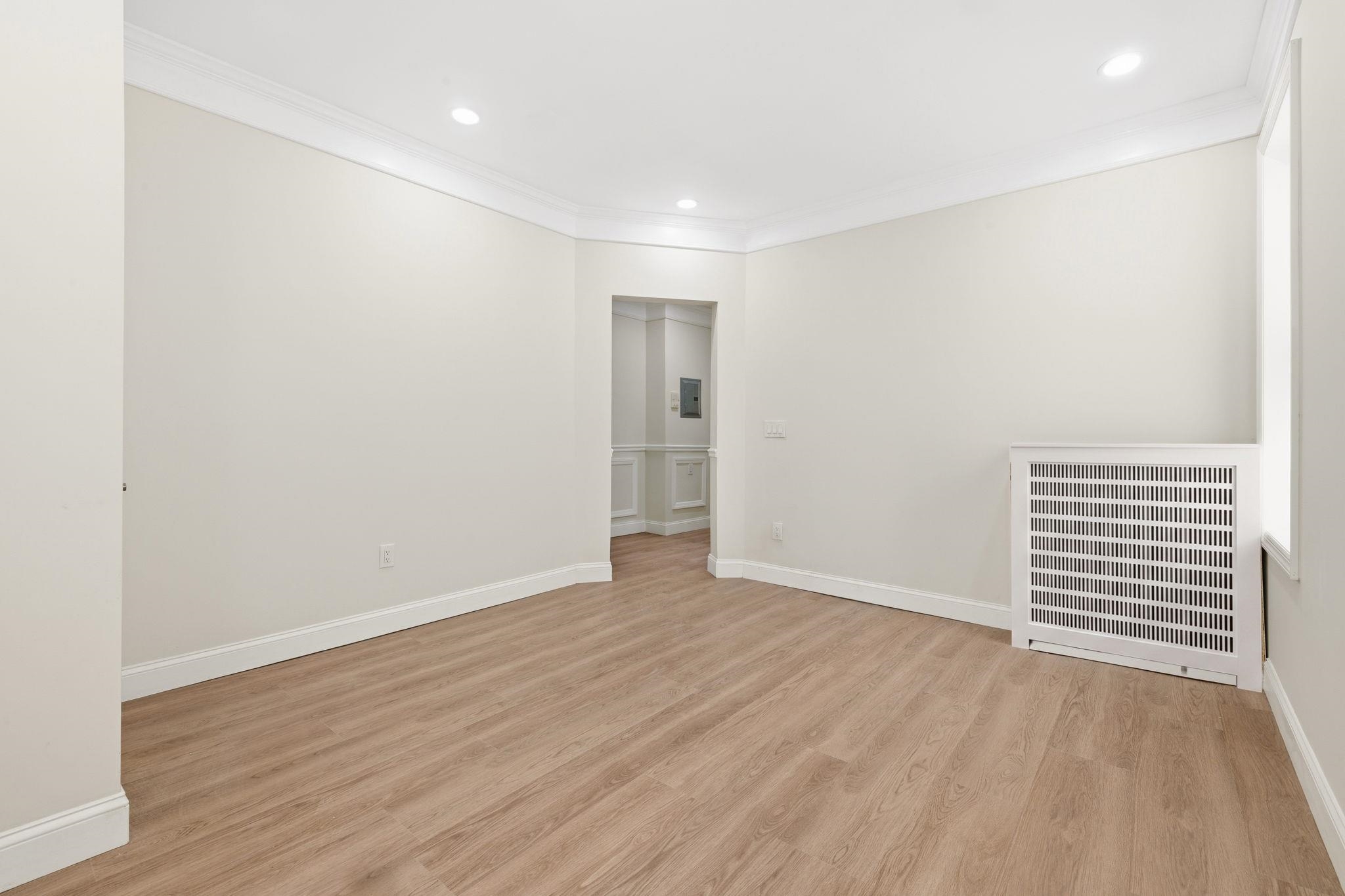 81 ROMAINE AVE Unit: 2