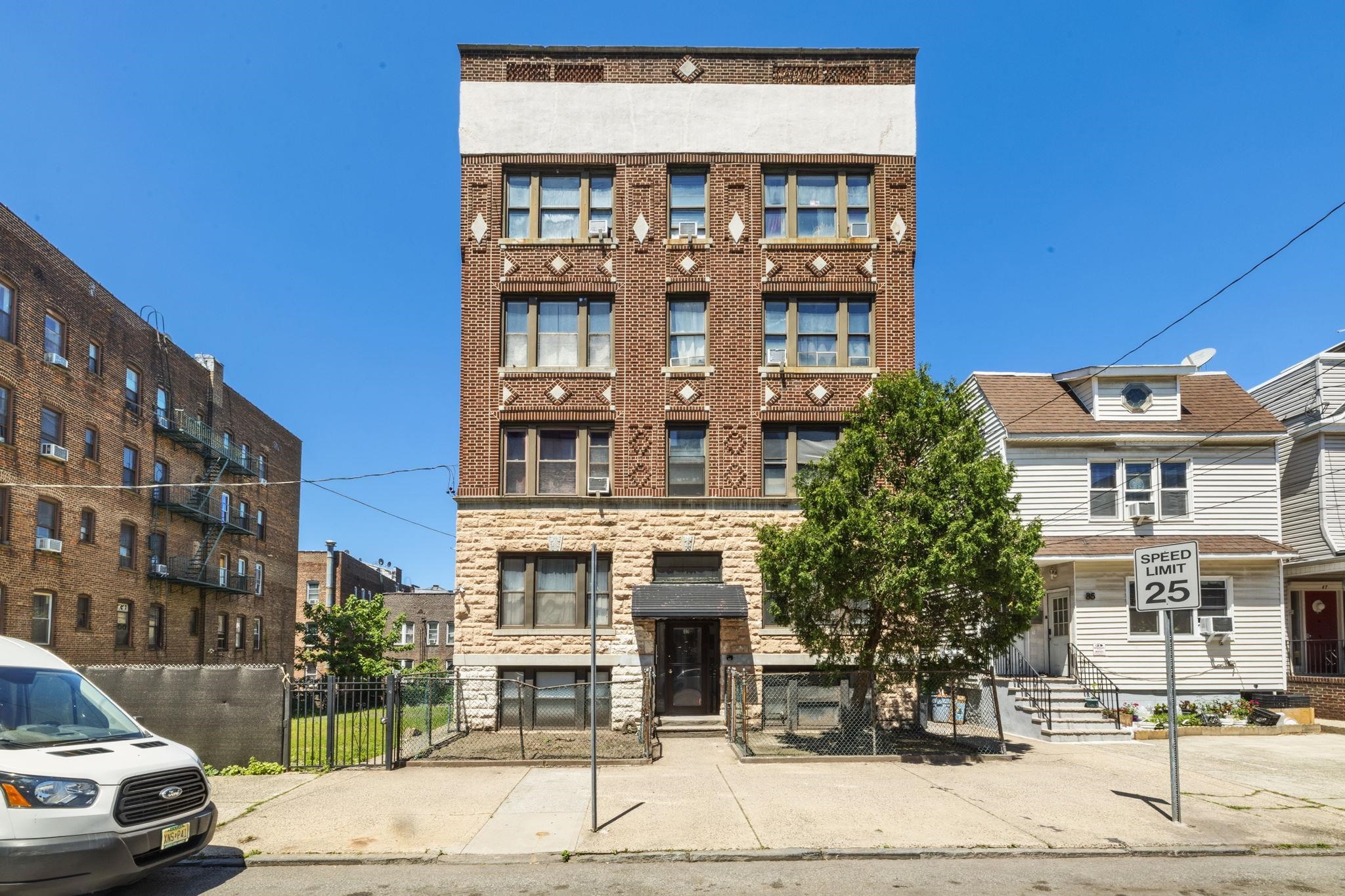 81 ROMAINE AVE Unit: 2