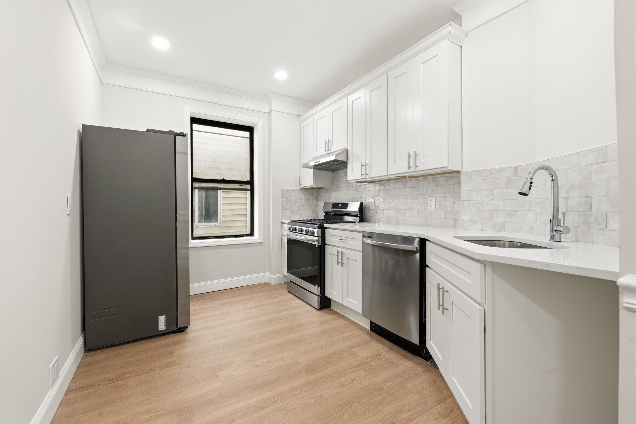 81 ROMAINE AVE Unit: 2