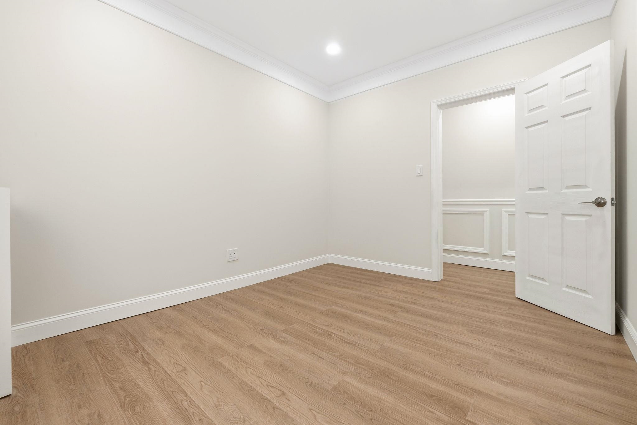 81 ROMAINE AVE Unit: 2