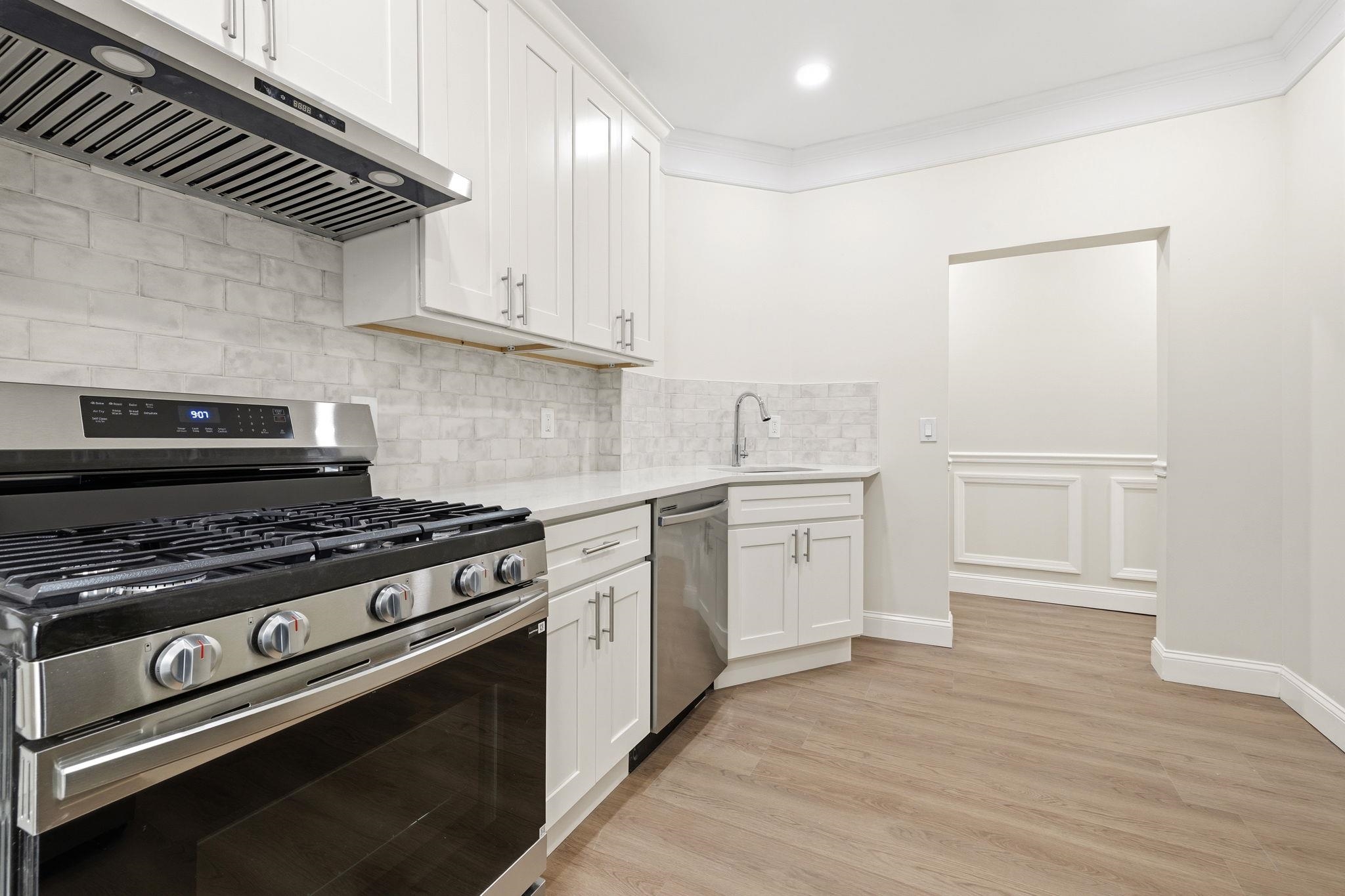 81 ROMAINE AVE Unit: 2