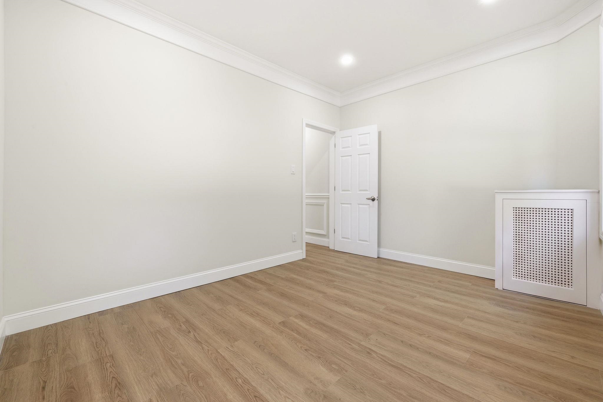 81 ROMAINE AVE Unit: 2