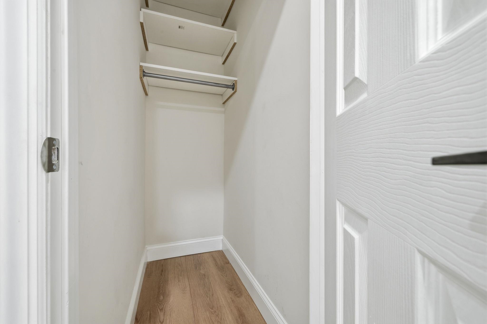 81 ROMAINE AVE Unit: 2