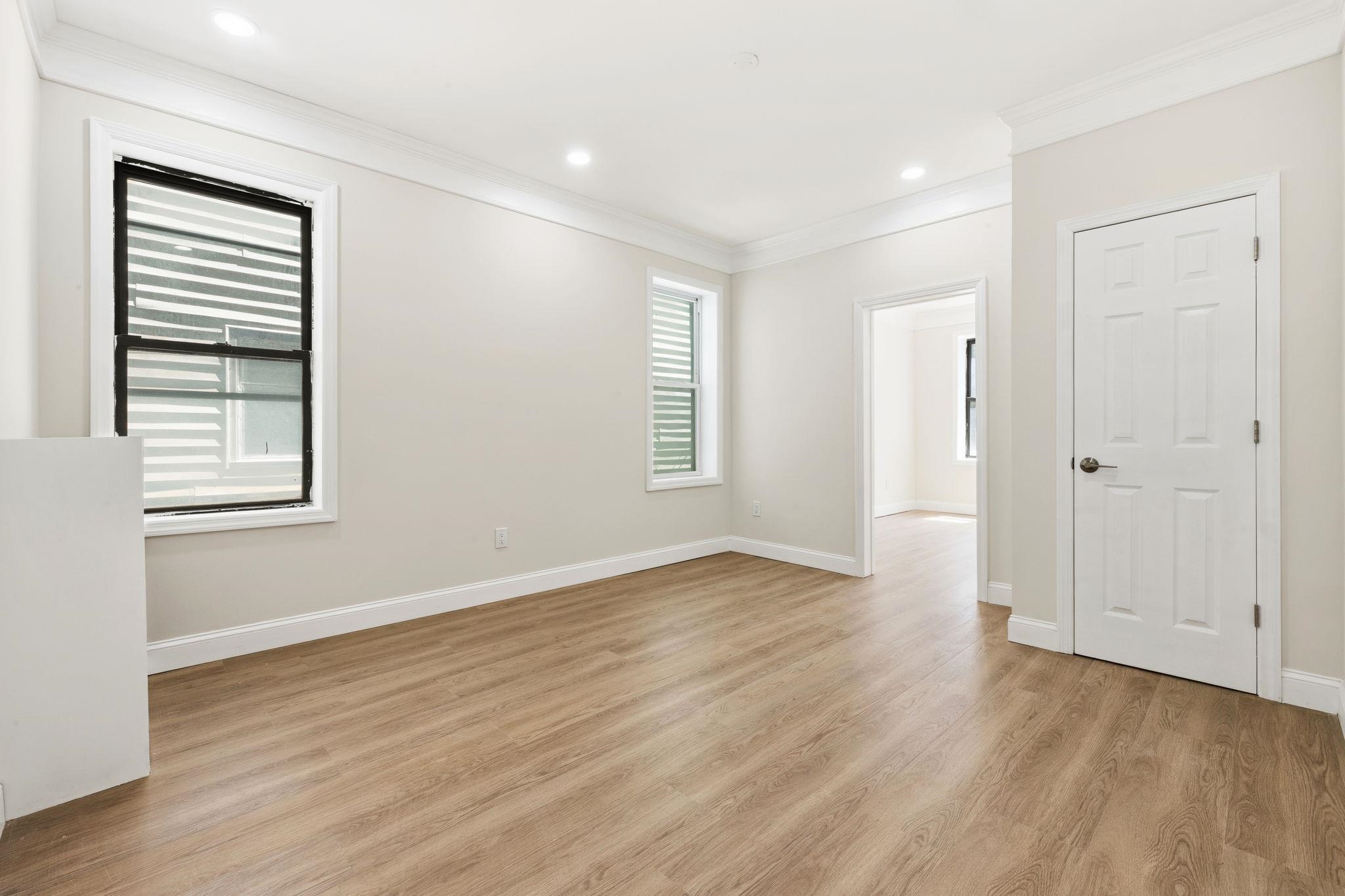 81 ROMAINE AVE Unit: 2