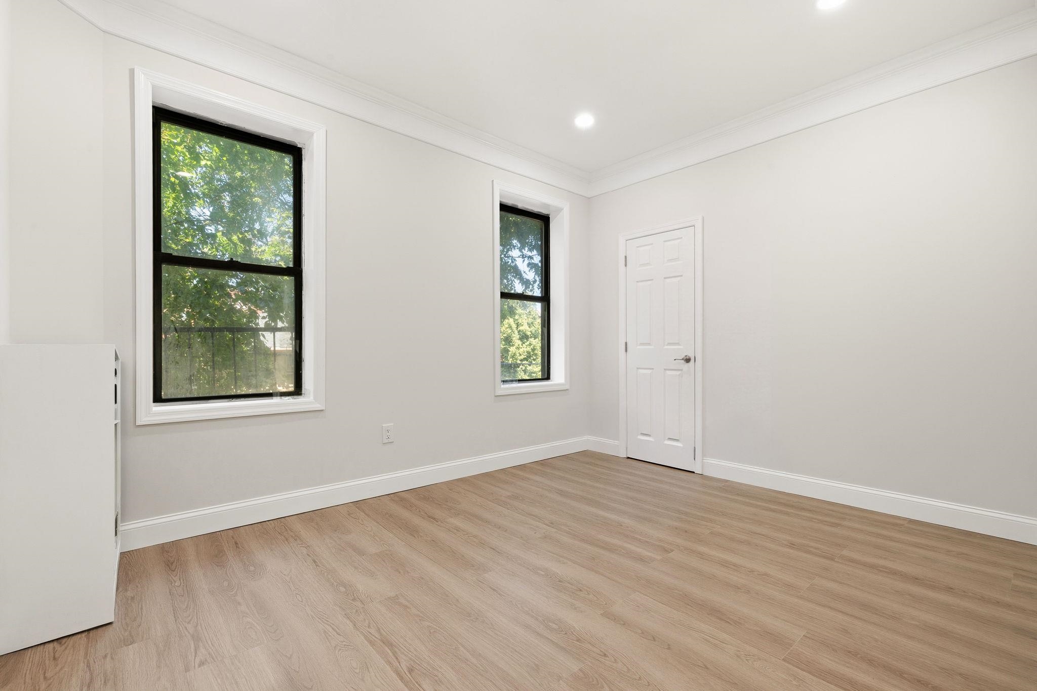 81 ROMAINE AVE Unit: 2