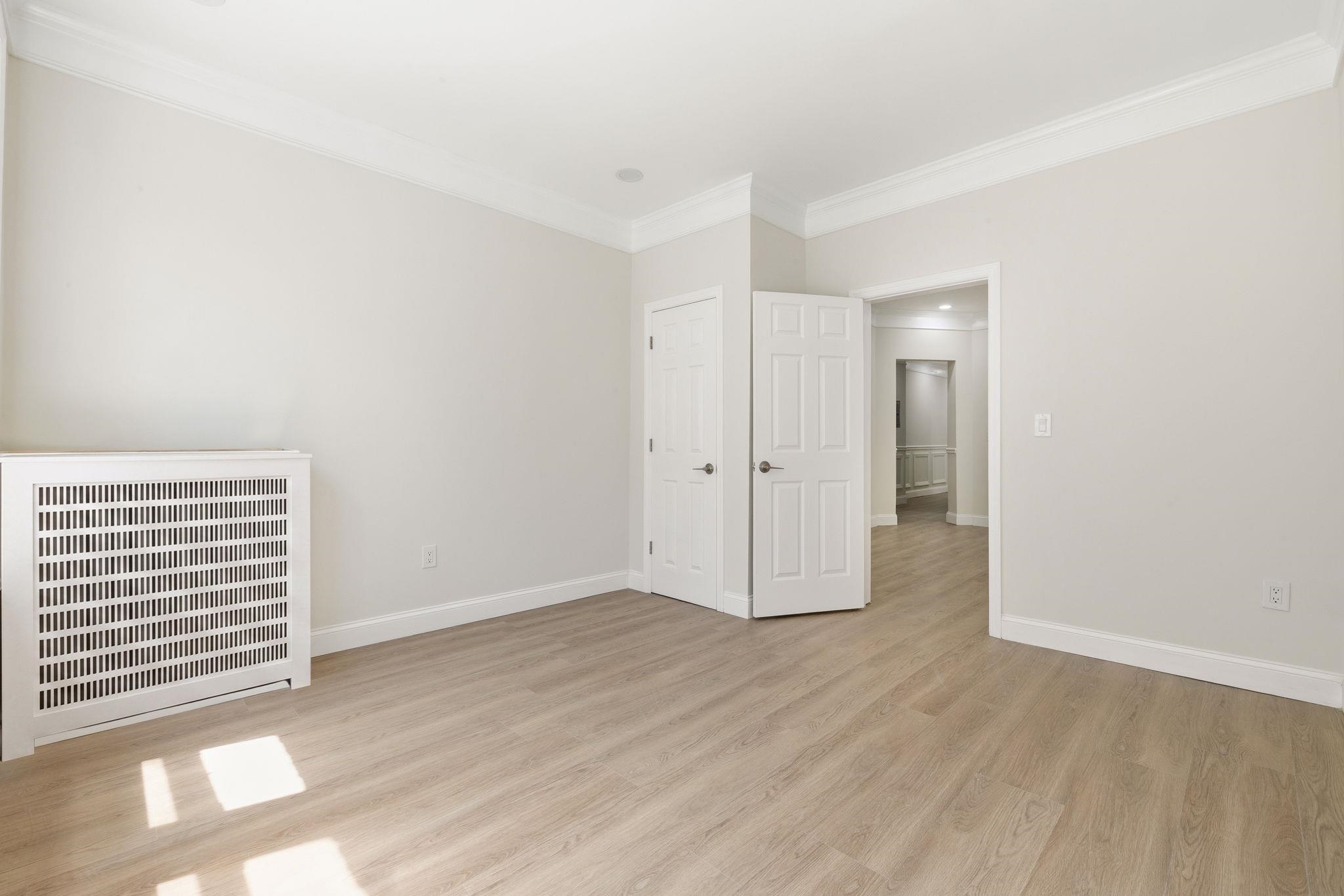 81 ROMAINE AVE Unit: 2