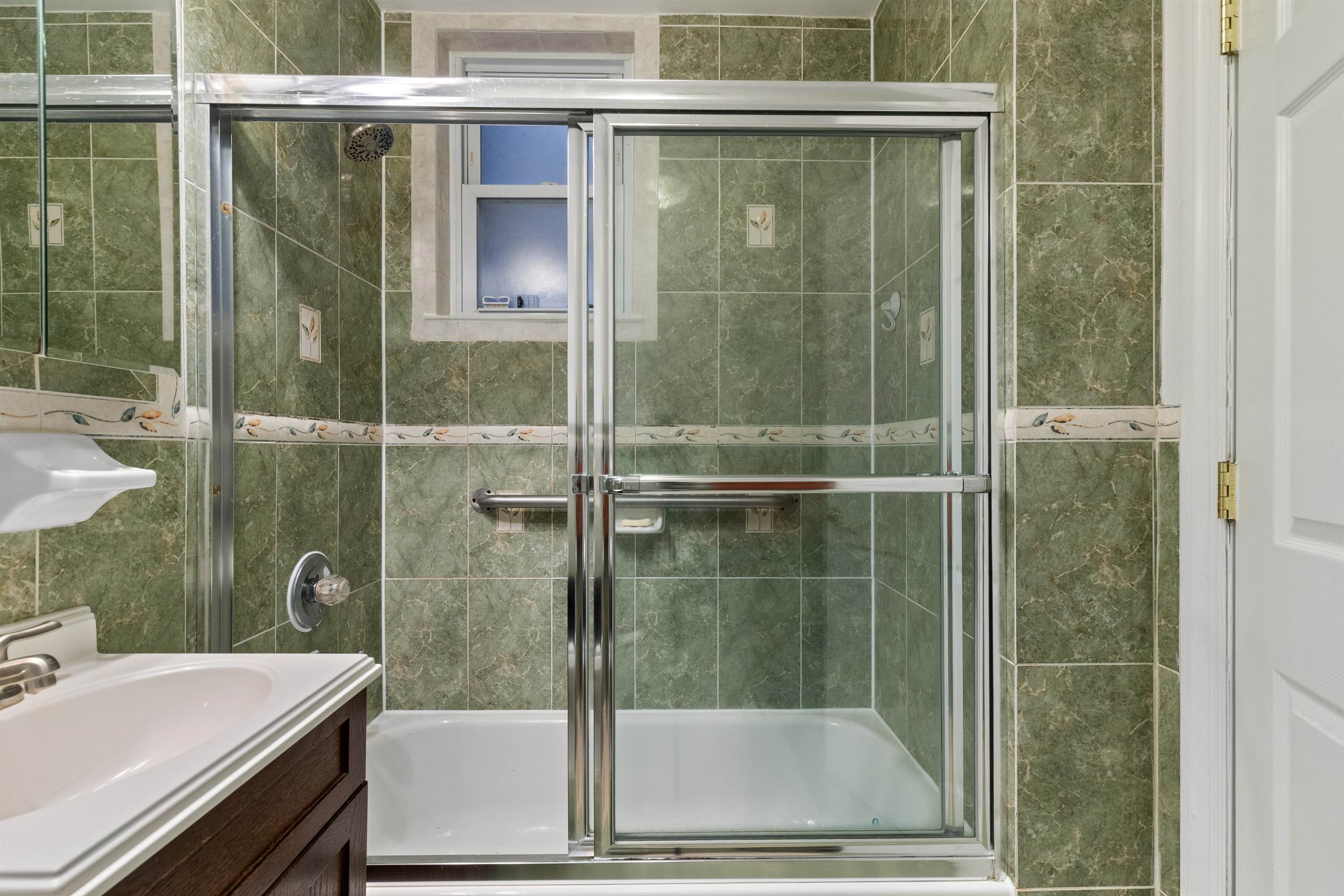 207 OGDEN AVE Unit: 1L