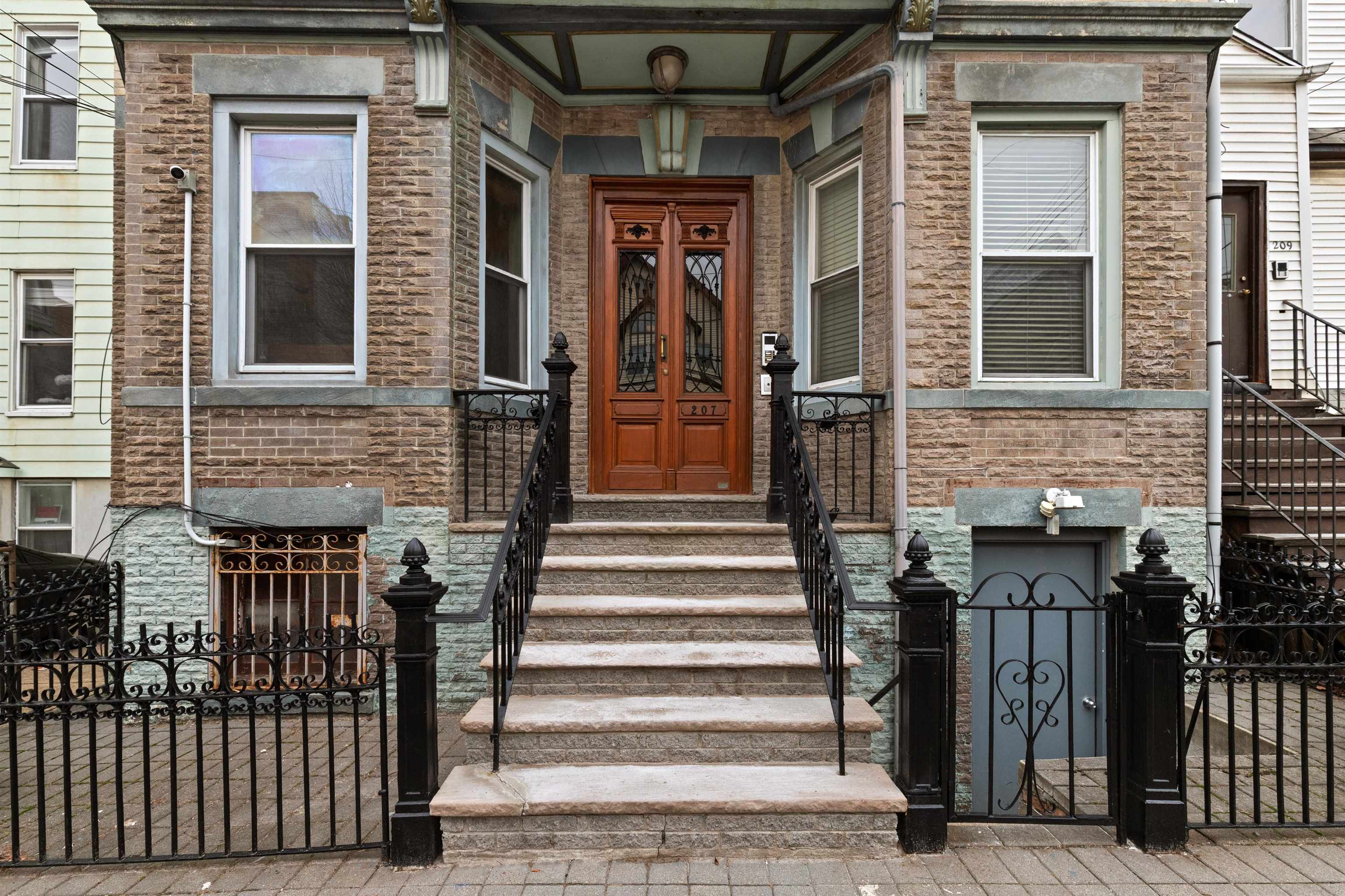 207 OGDEN AVE Unit: 1L