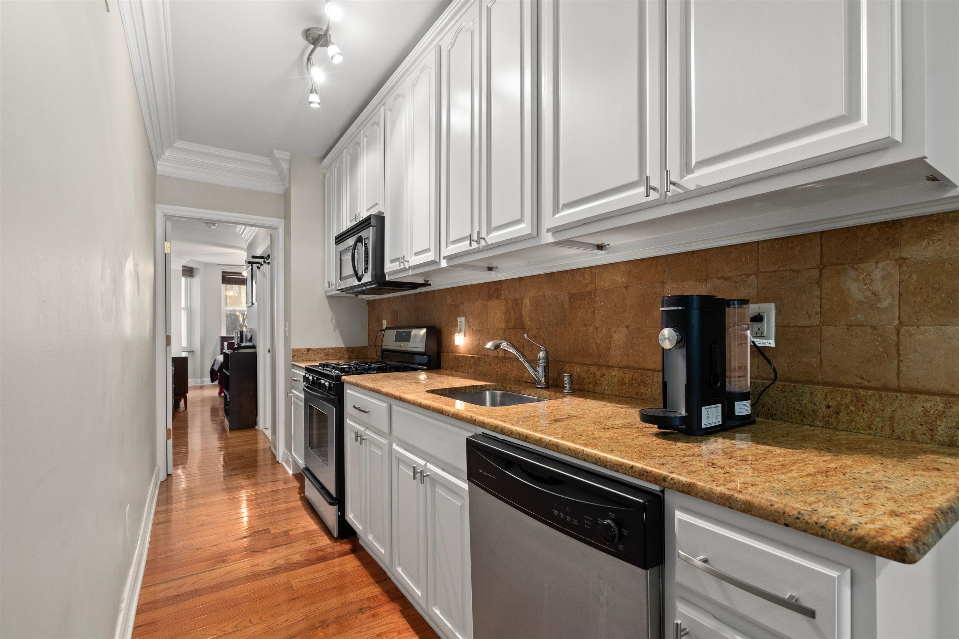 207 OGDEN AVE Unit: 1L