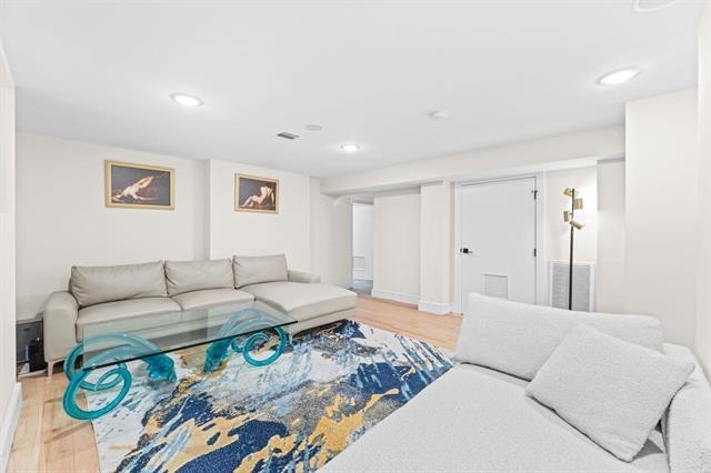 93 PEARSALL AVE