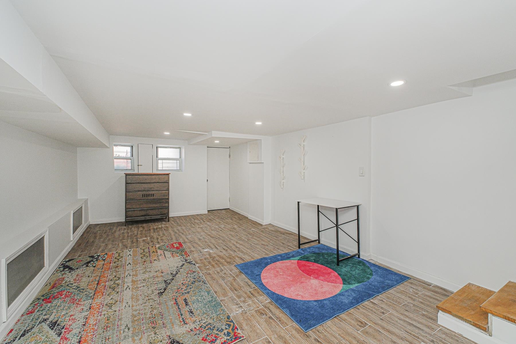 66 VAN REYPEN ST