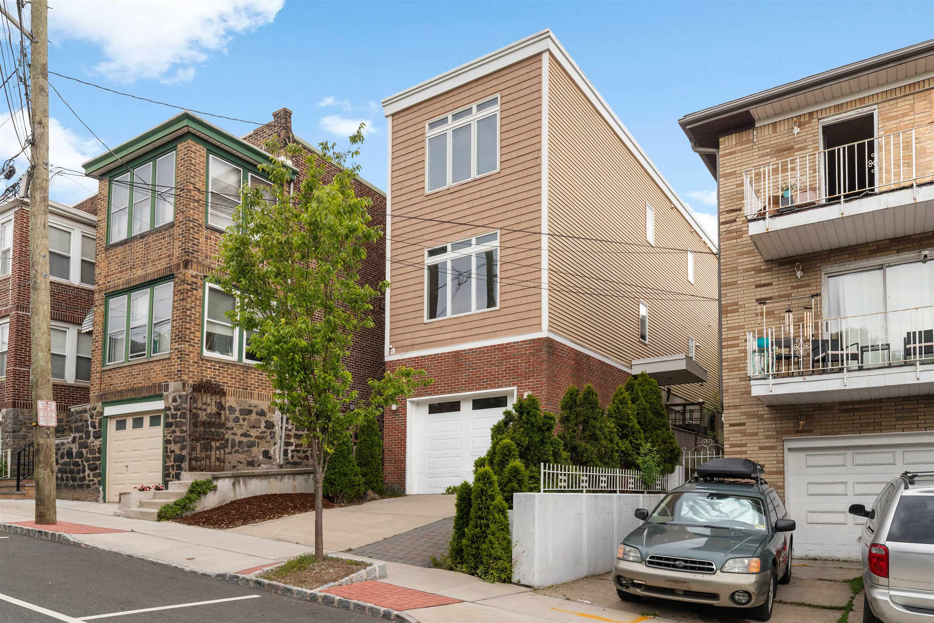 627 GREGORY AVE