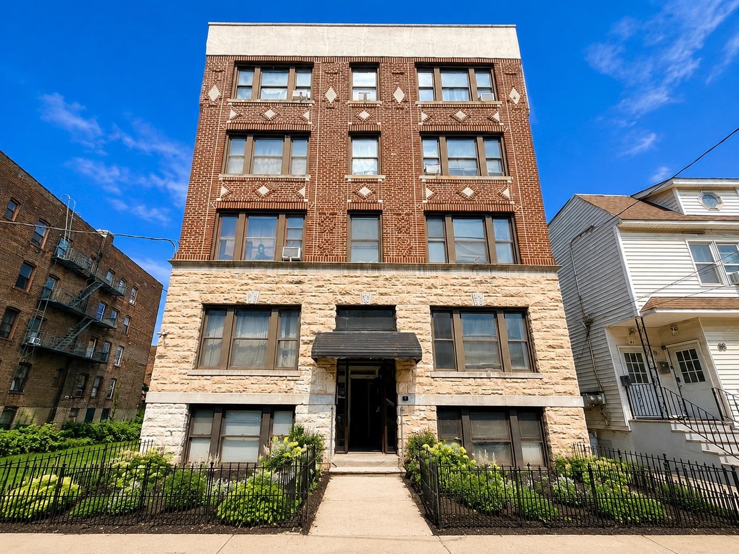 81 ROMAINE AVE Unit: 2 (1R)