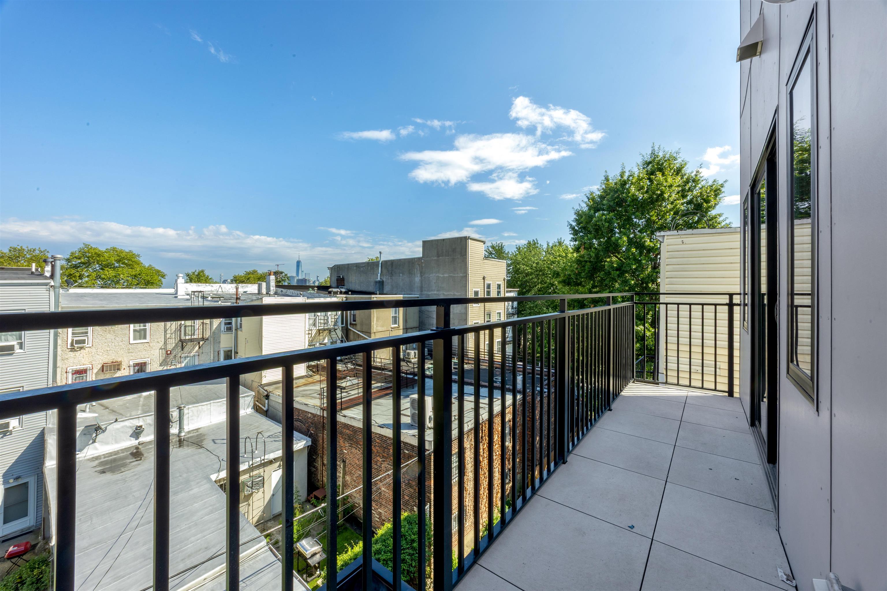 262 NEW YORK AVE Unit: 404