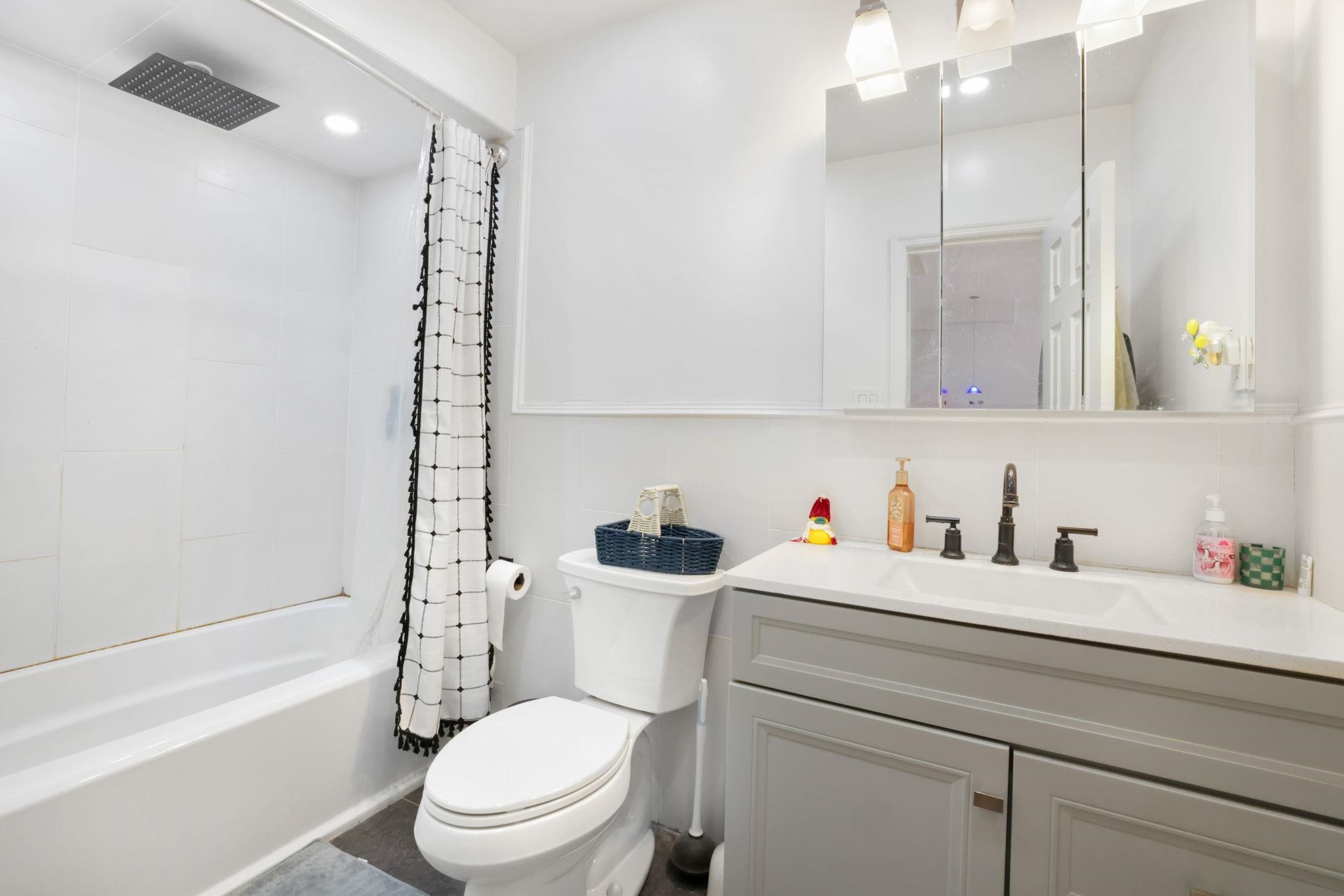 319 BARROWS AVE Unit: 5A