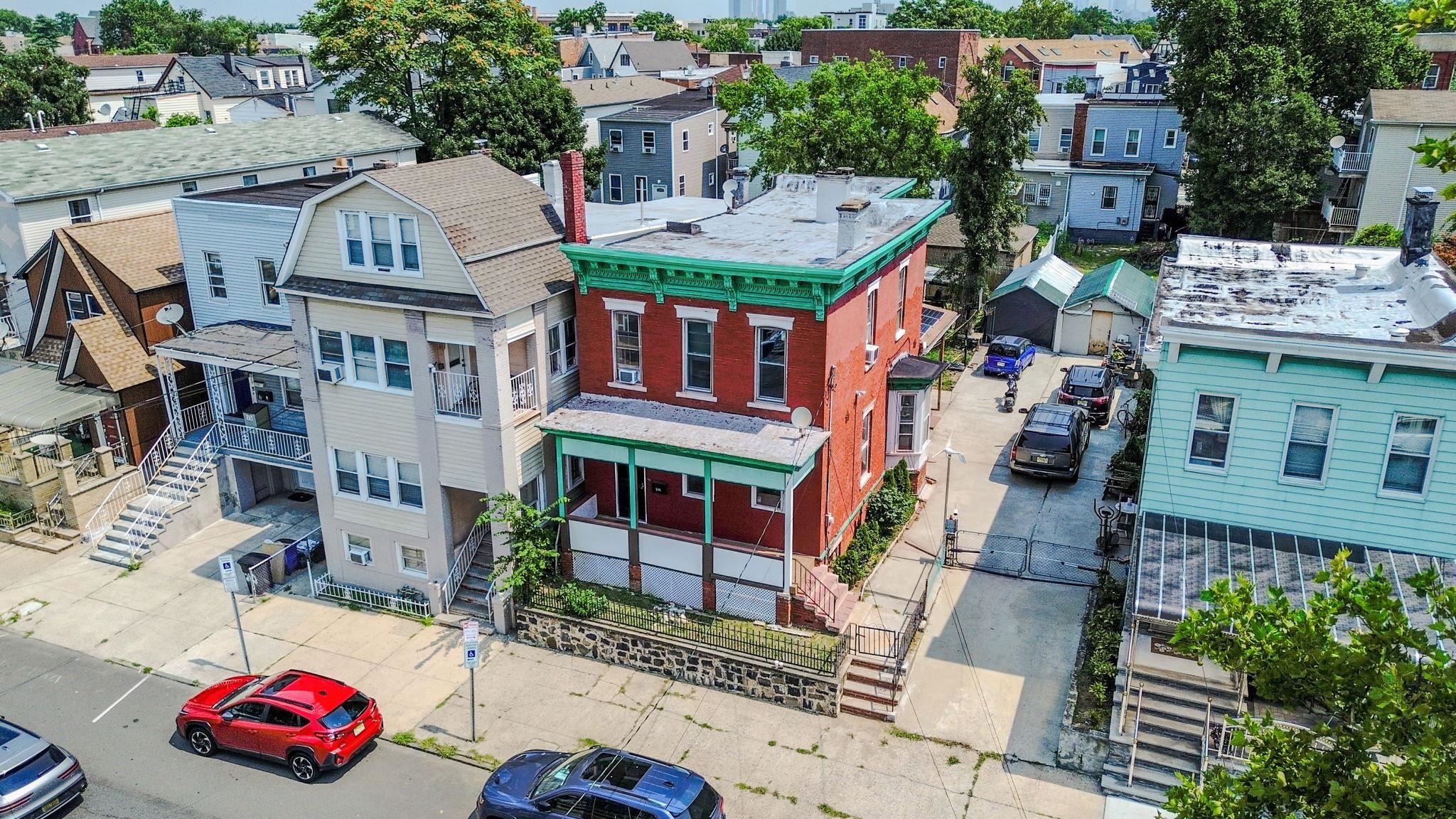 206 DANFORTH AVE