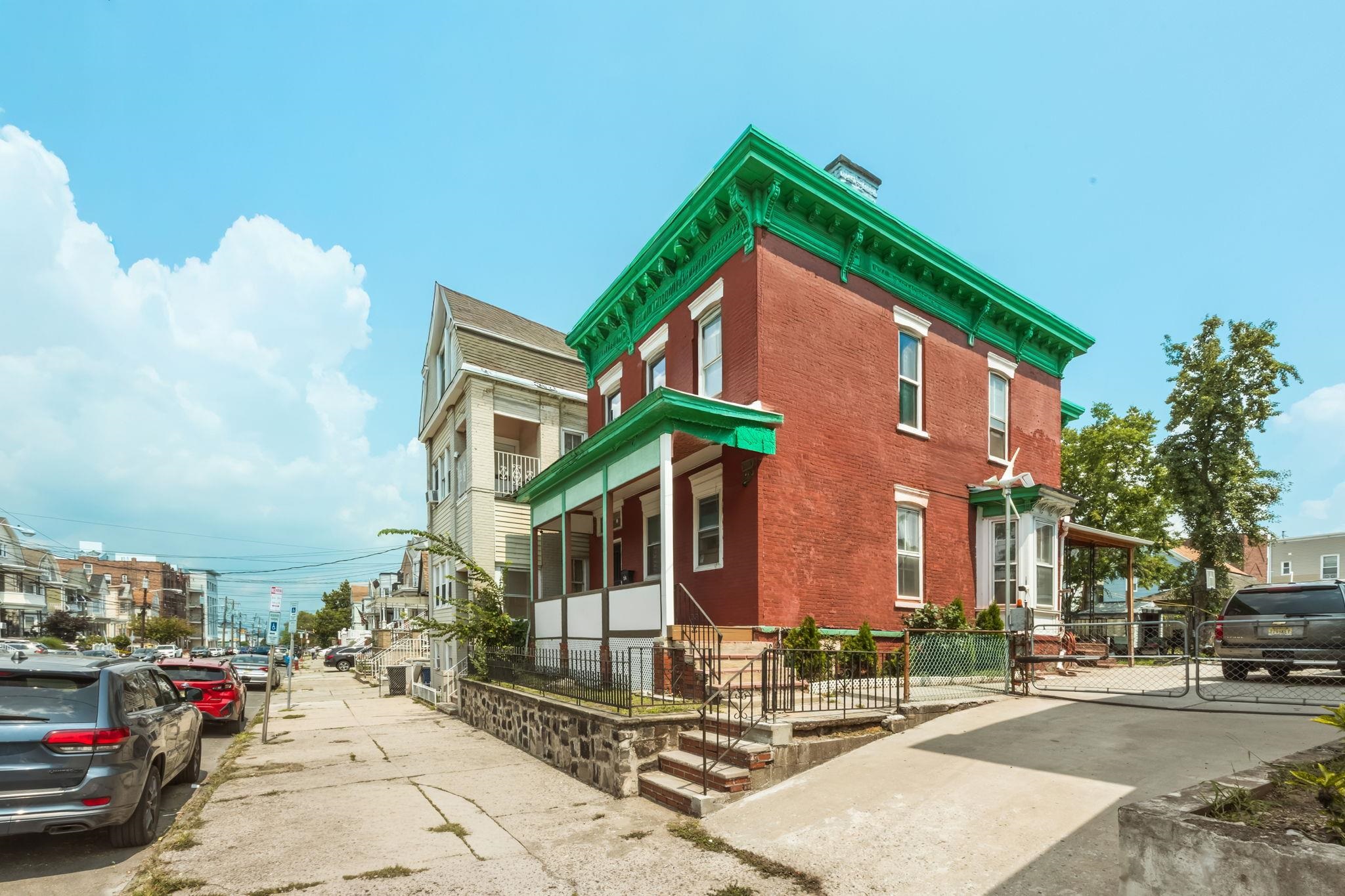 206 DANFORTH AVE