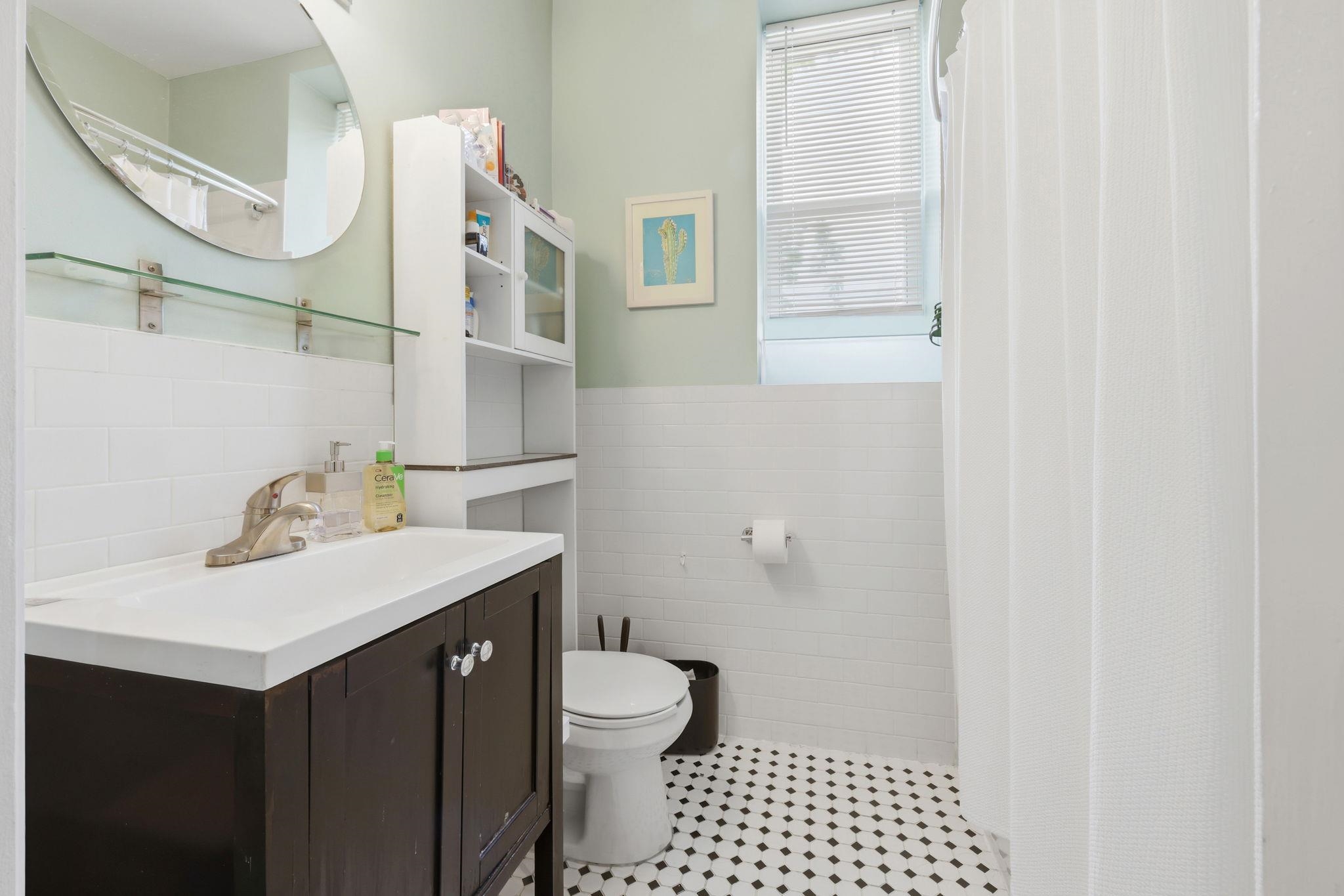 935 SUMMIT AVE Unit: 2