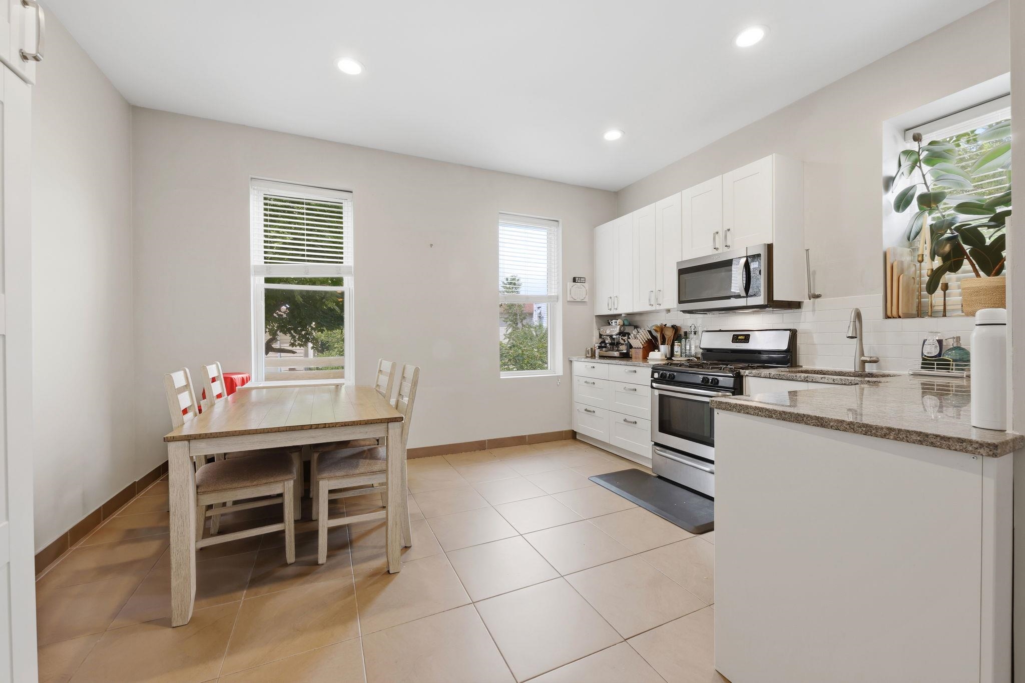 935 SUMMIT AVE Unit: 2