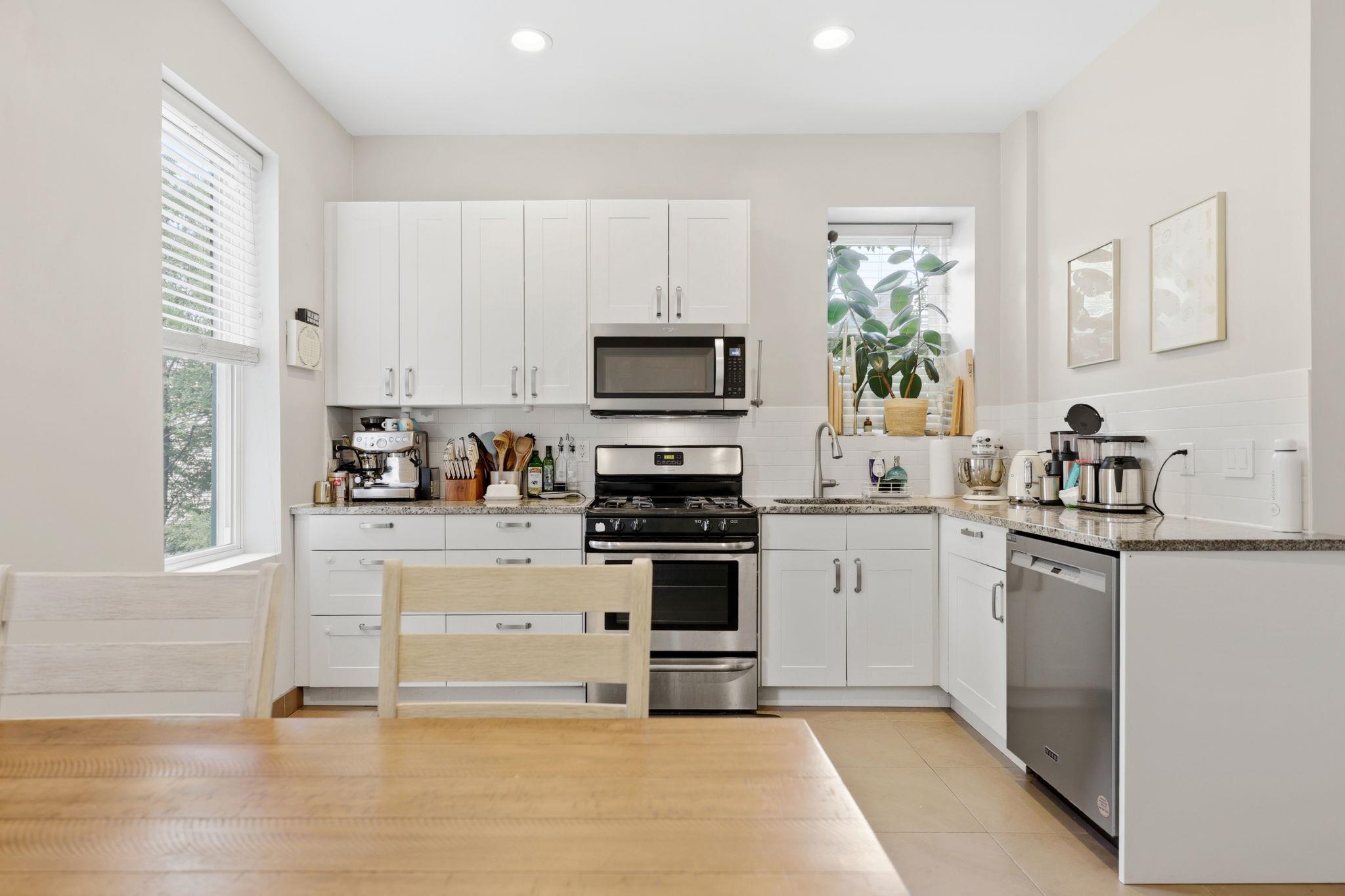 935 SUMMIT AVE Unit: 2