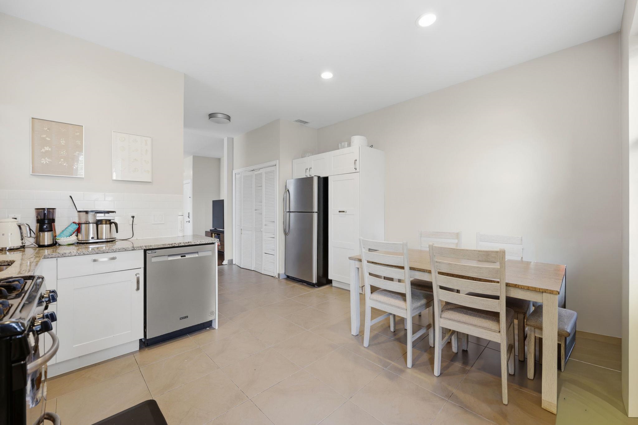 935 SUMMIT AVE Unit: 2