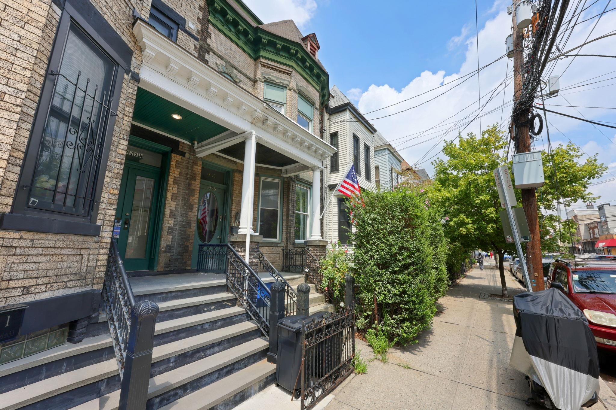 935 SUMMIT AVE Unit: 2