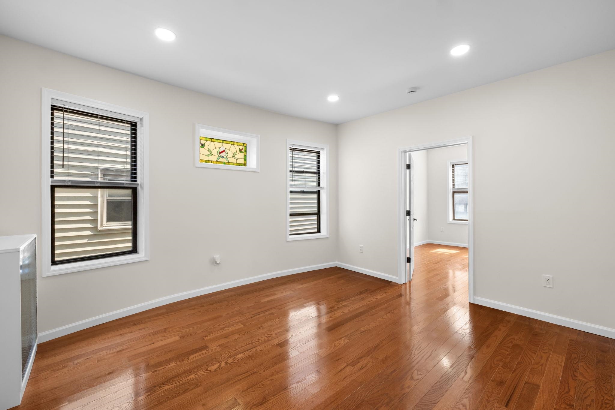 81 ROMAINE AVE Unit: 4 (202)