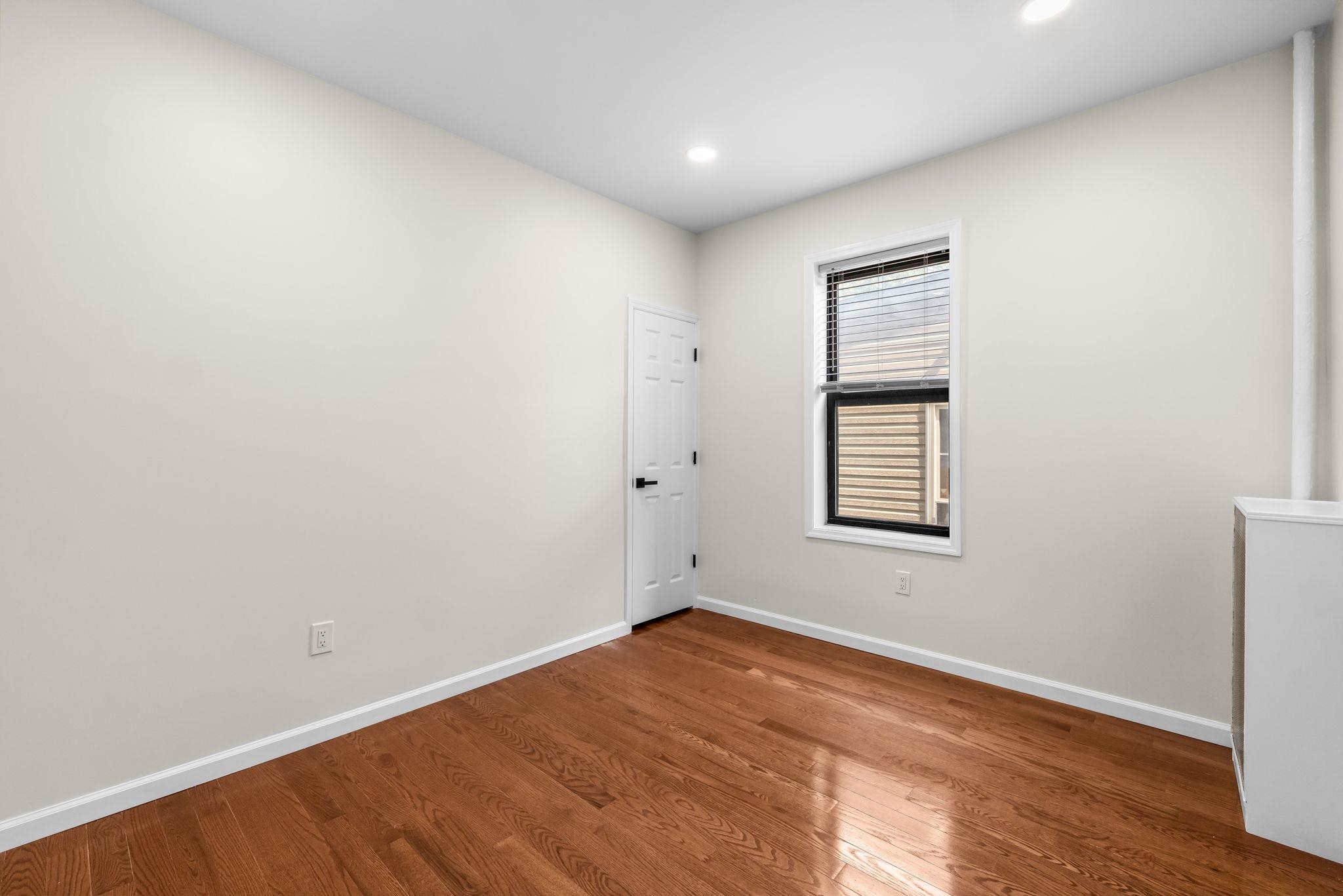 81 ROMAINE AVE Unit: 4 (202)
