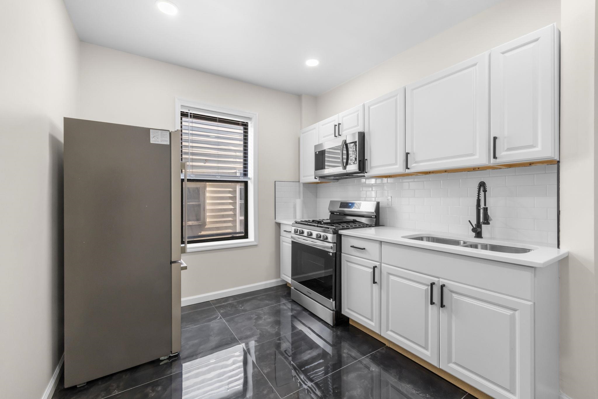 81 ROMAINE AVE Unit: 4 (202)