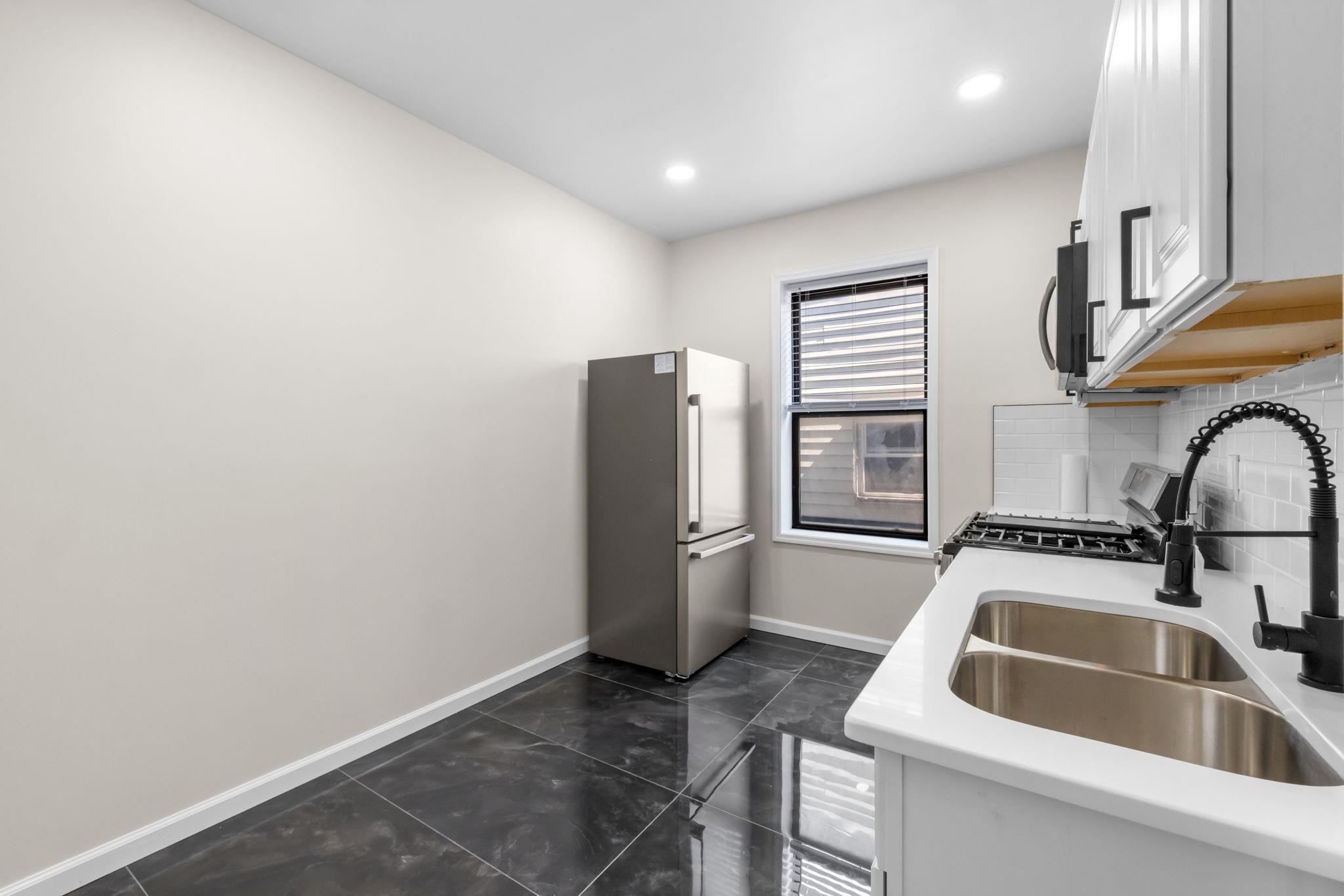81 ROMAINE AVE Unit: 4 (202)