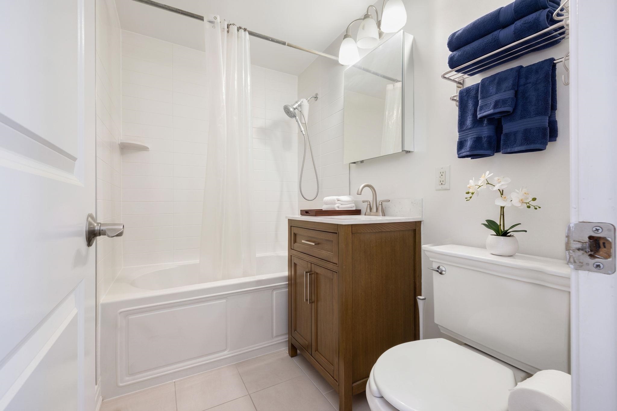 227 CHRISTOPHER COLUMBUS DR Unit: 422b