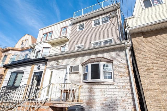 32 46TH ST