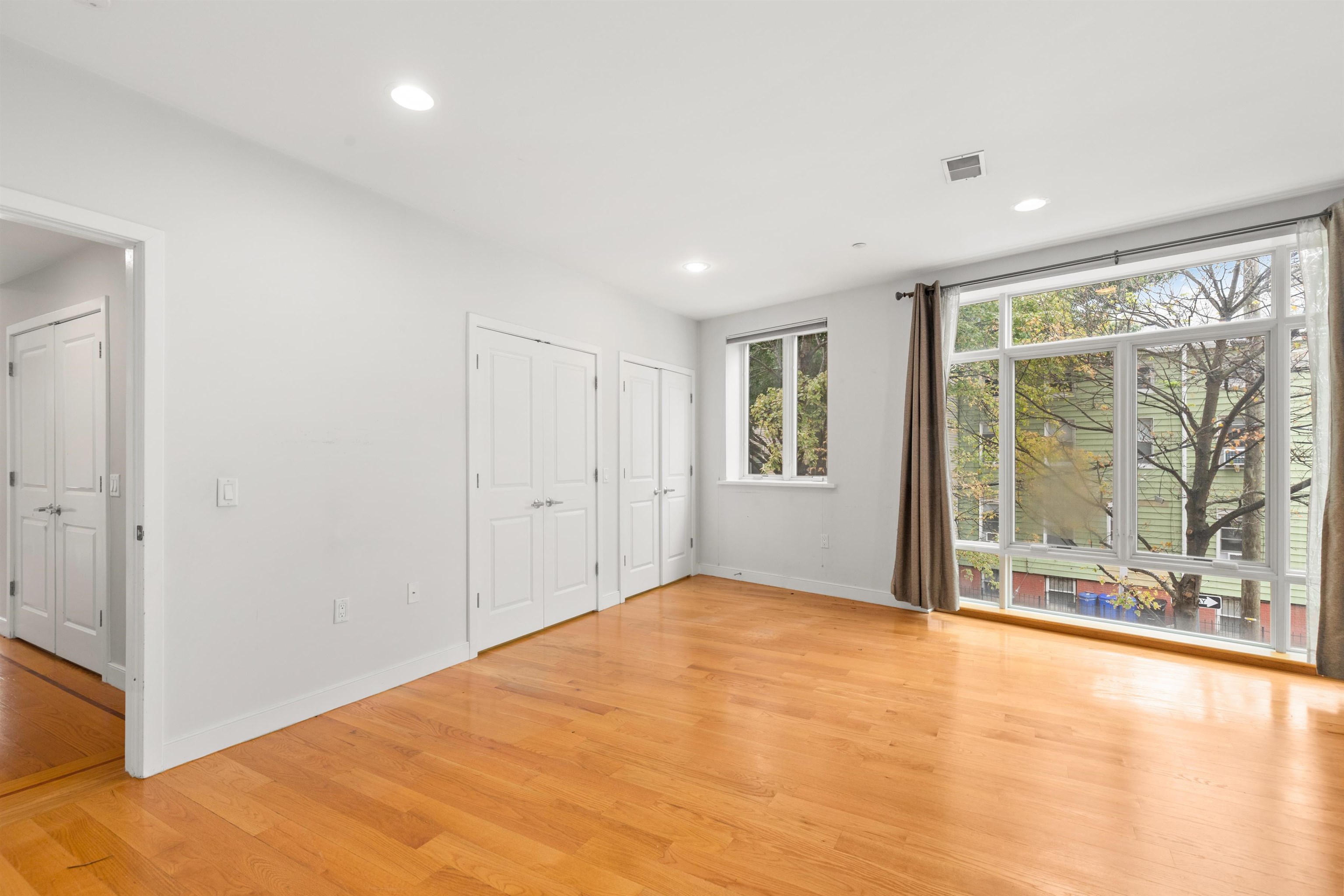 296 GRAND ST Unit: 2