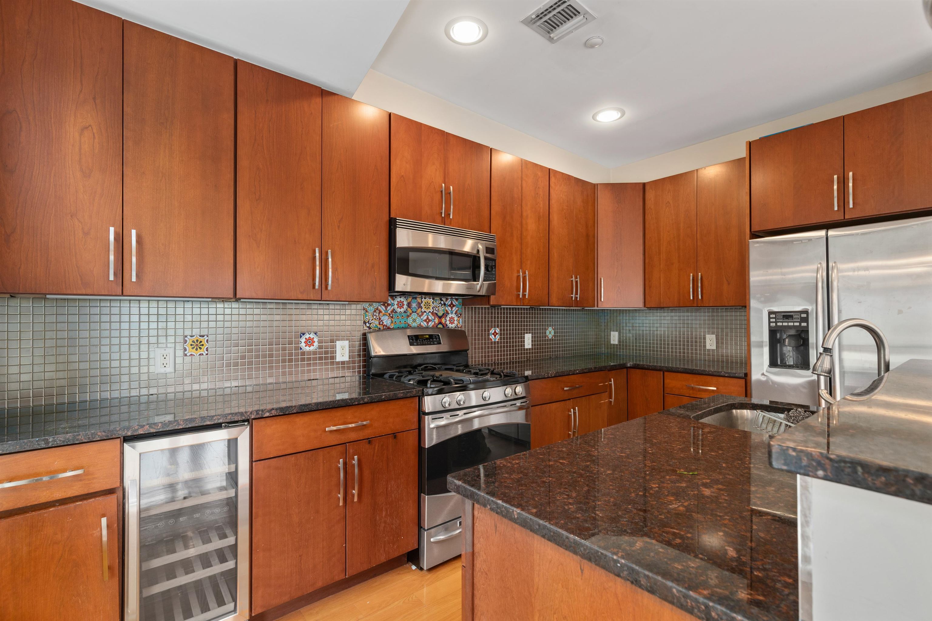 296 GRAND ST Unit: 2