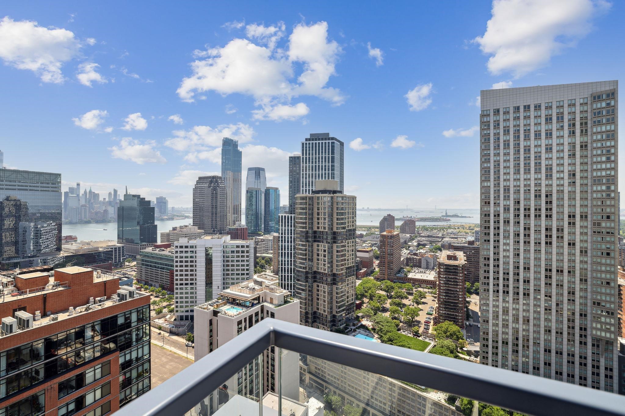 151 BAY ST Unit: 1005