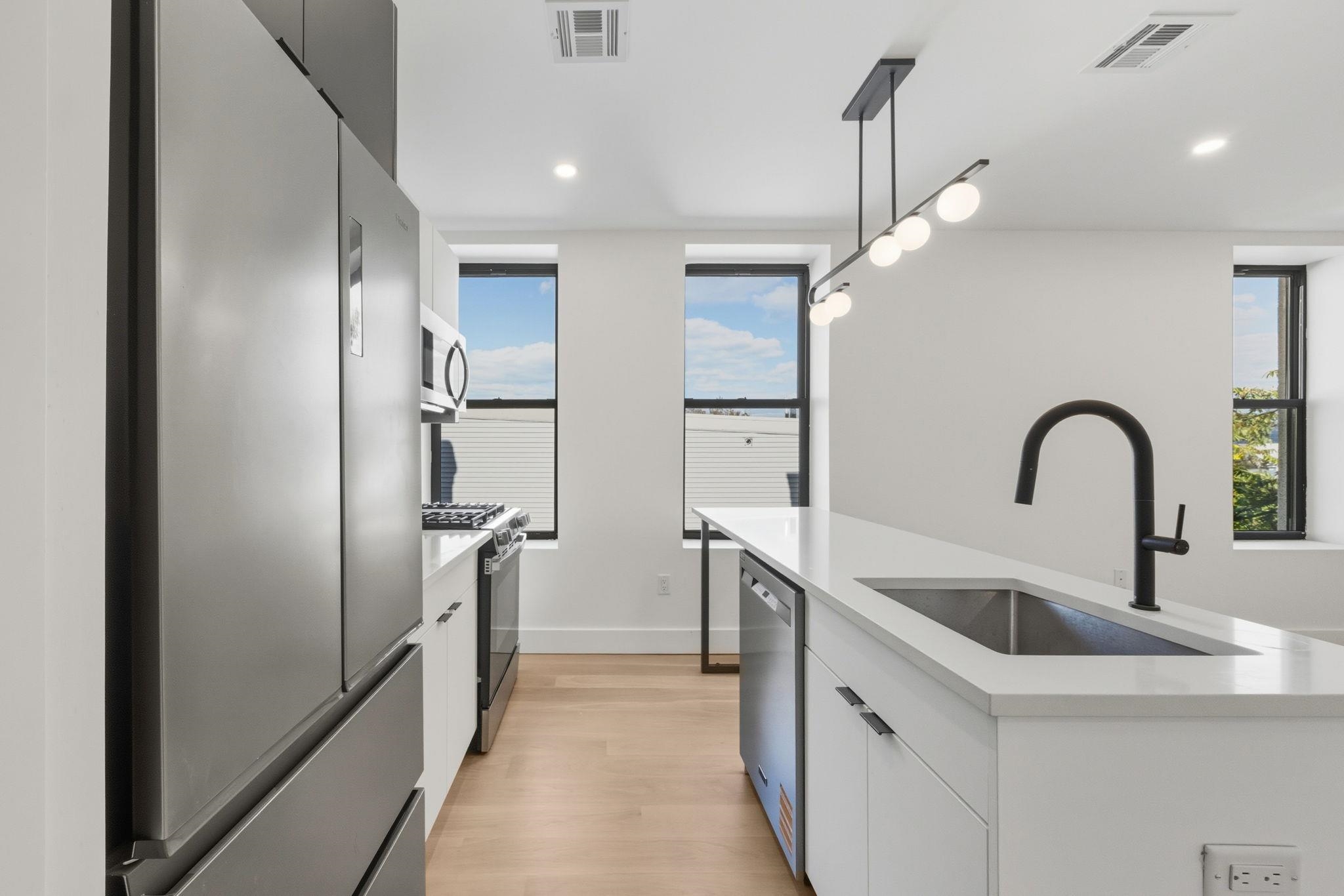 166 HANCOCK AVE Unit: 301