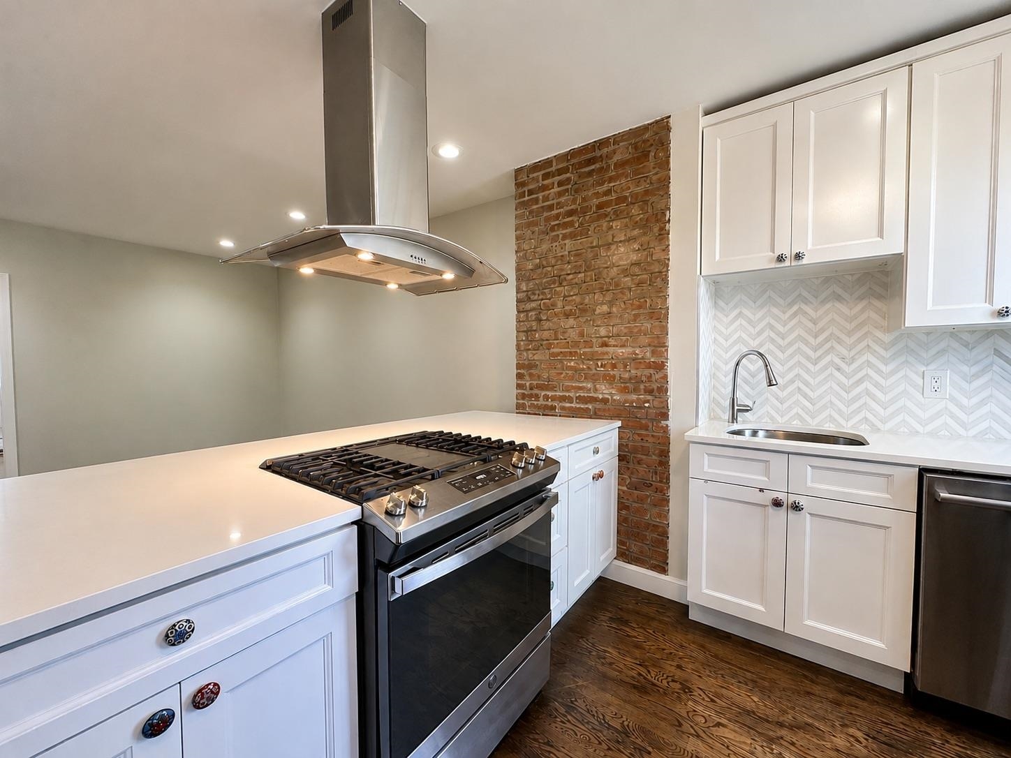 221 BRUNSWICK ST Unit: 3