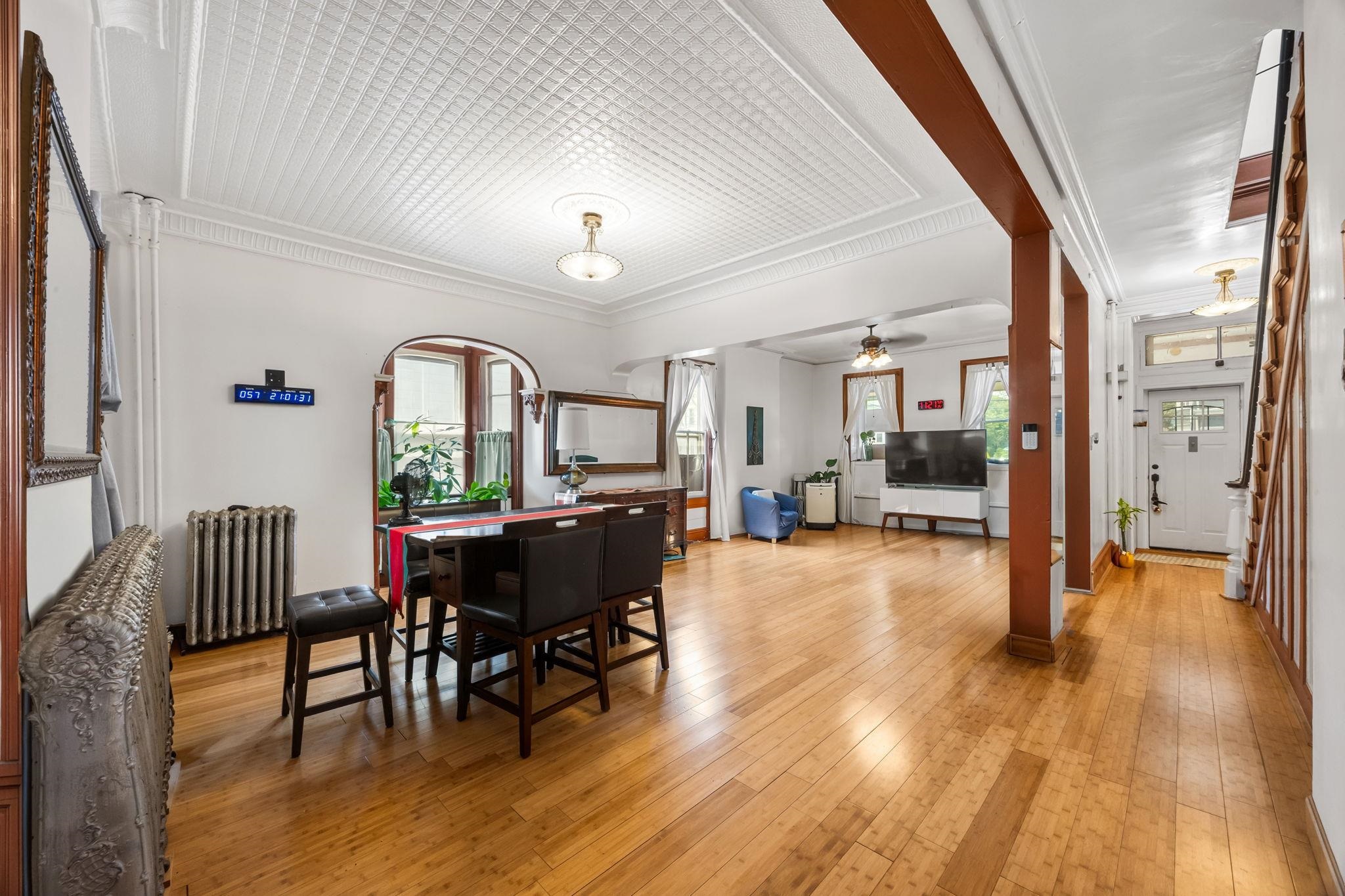 206 DANFORTH AVE