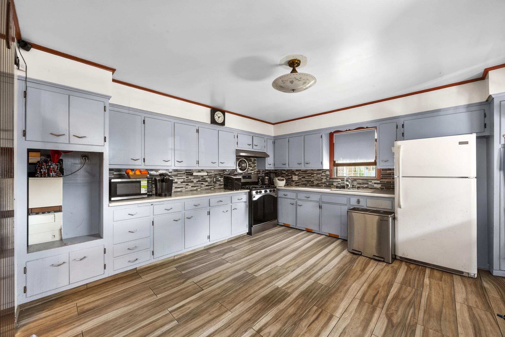 206 DANFORTH AVE