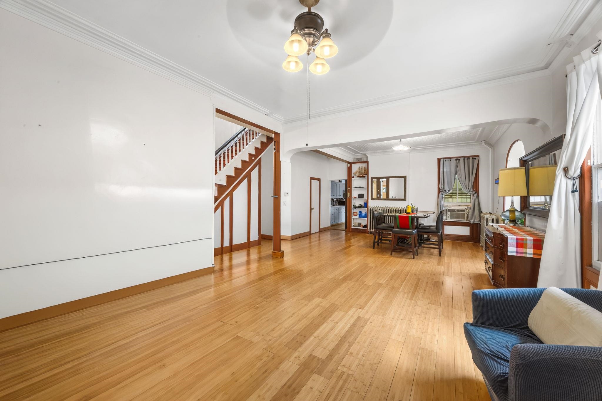 206 DANFORTH AVE