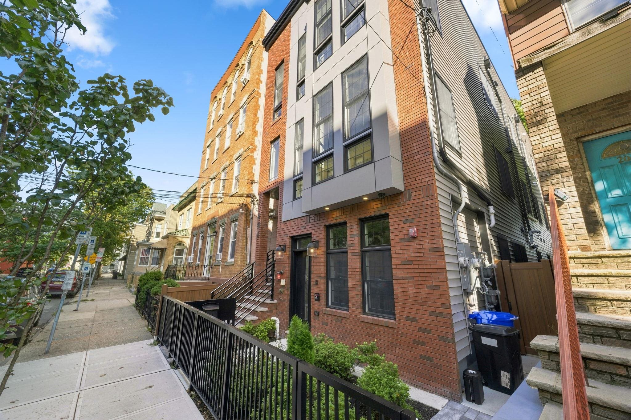 206 SHERMAN AVE Unit: 1